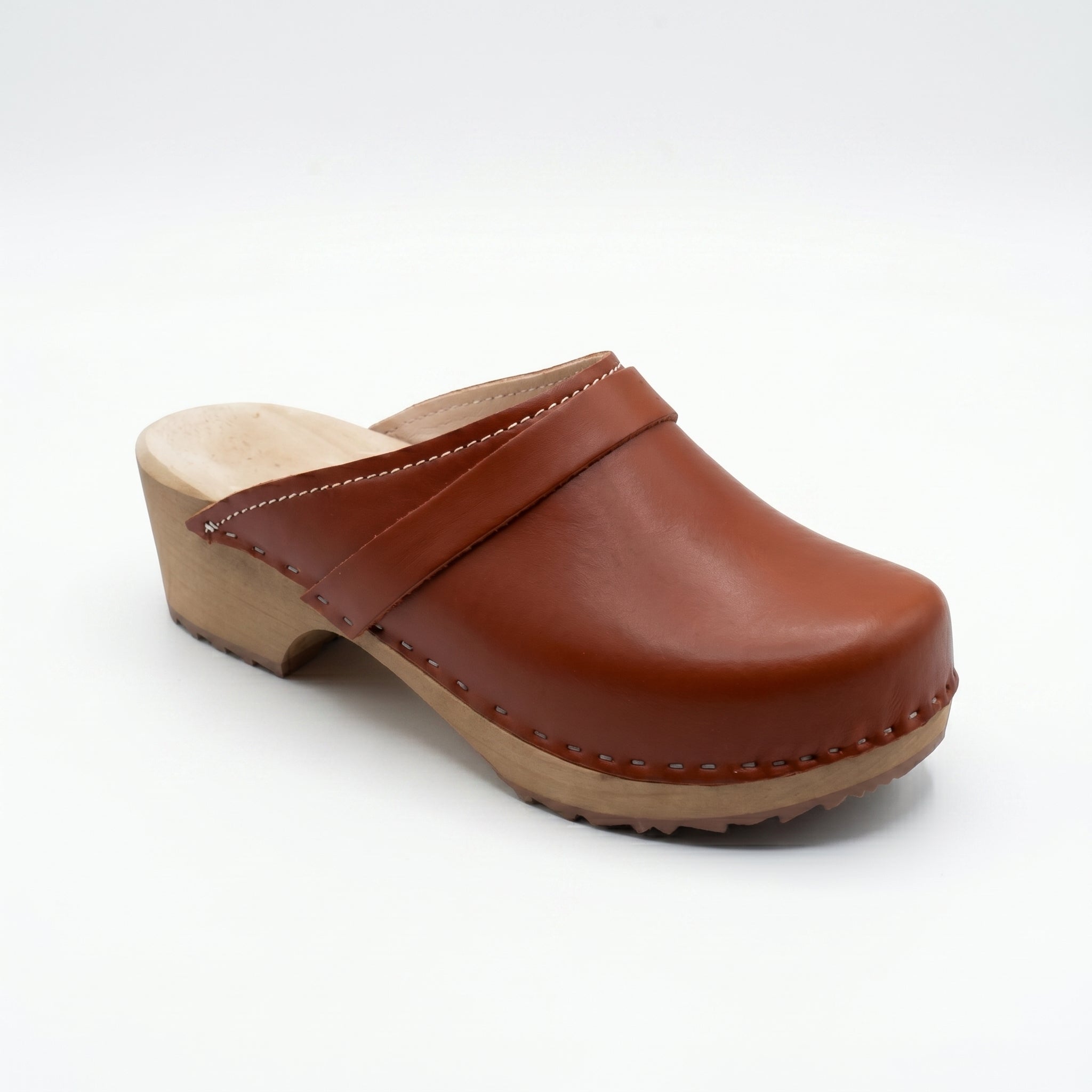  קבקבי עץ טבעוניים דגם אנה בצבע חום קרמל עם פס עור רקע לבן בזוית 45 מעלות  ג׳ילון סטודיו 