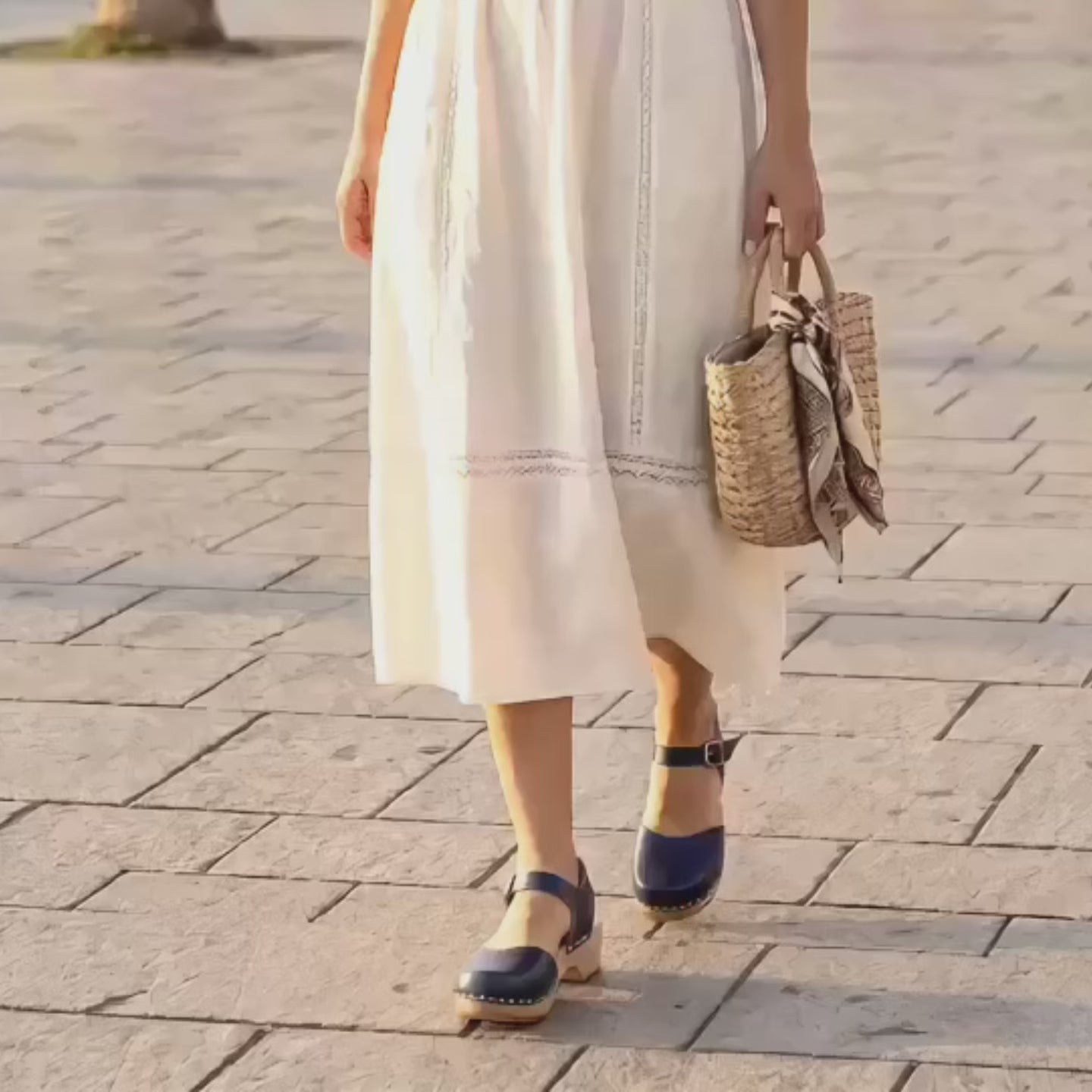 ווידאו של קבקבים  סנדלי עקב נמוך בצבע כחול נייבי על בחורה עם שמלה לבנה בטיילת תל-אביב, מבית ג׳ילון-סטודיו רמת גן